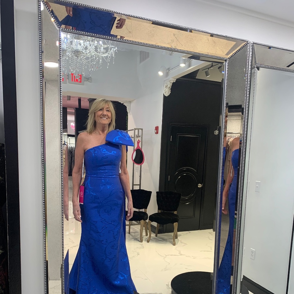JOVANI GOWN SIZE 10/12 worn once dry cleaned ready to go